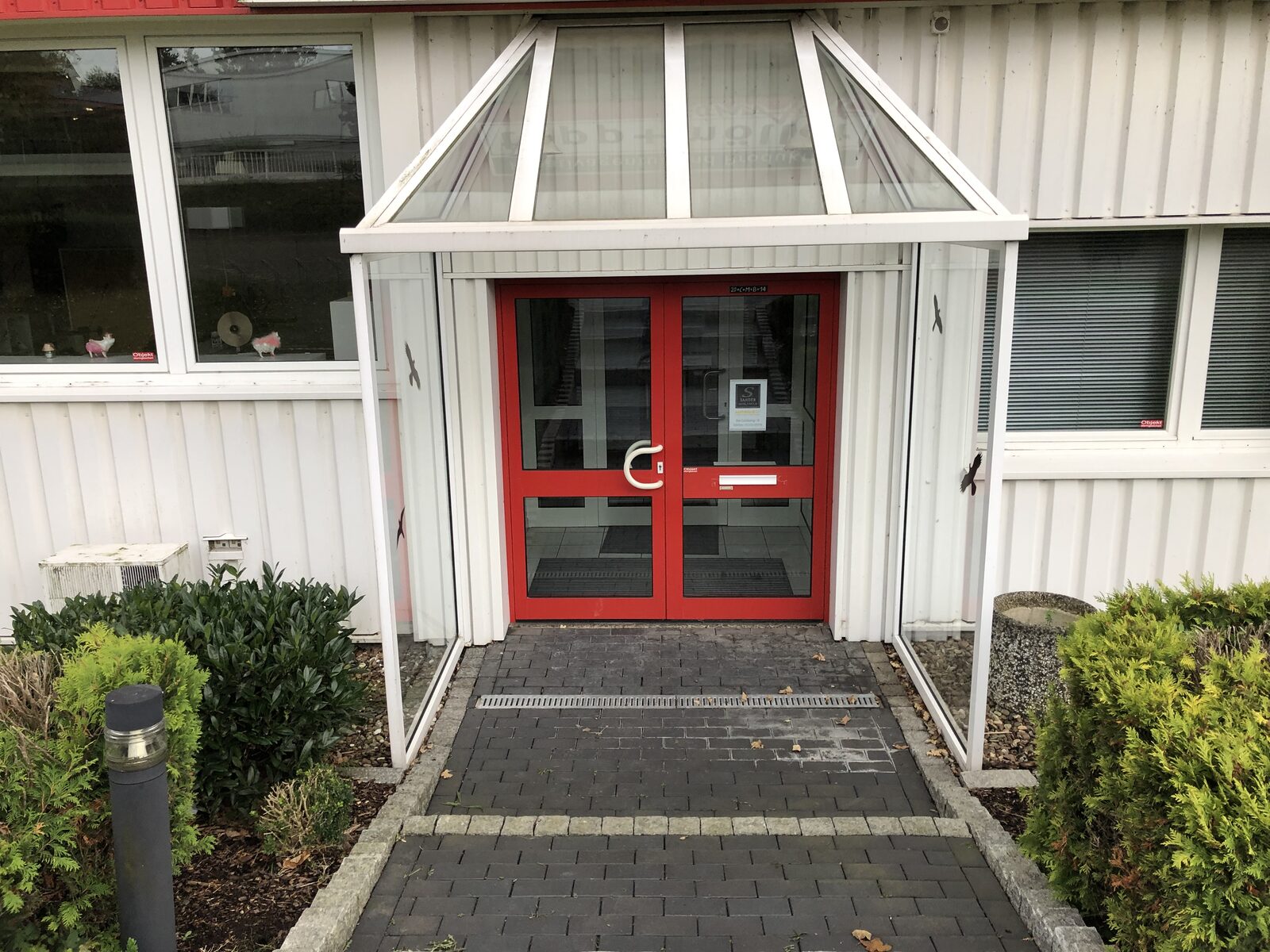 Verglaster Eingangsbereich von Coworking Detmold am Gelskamp 14