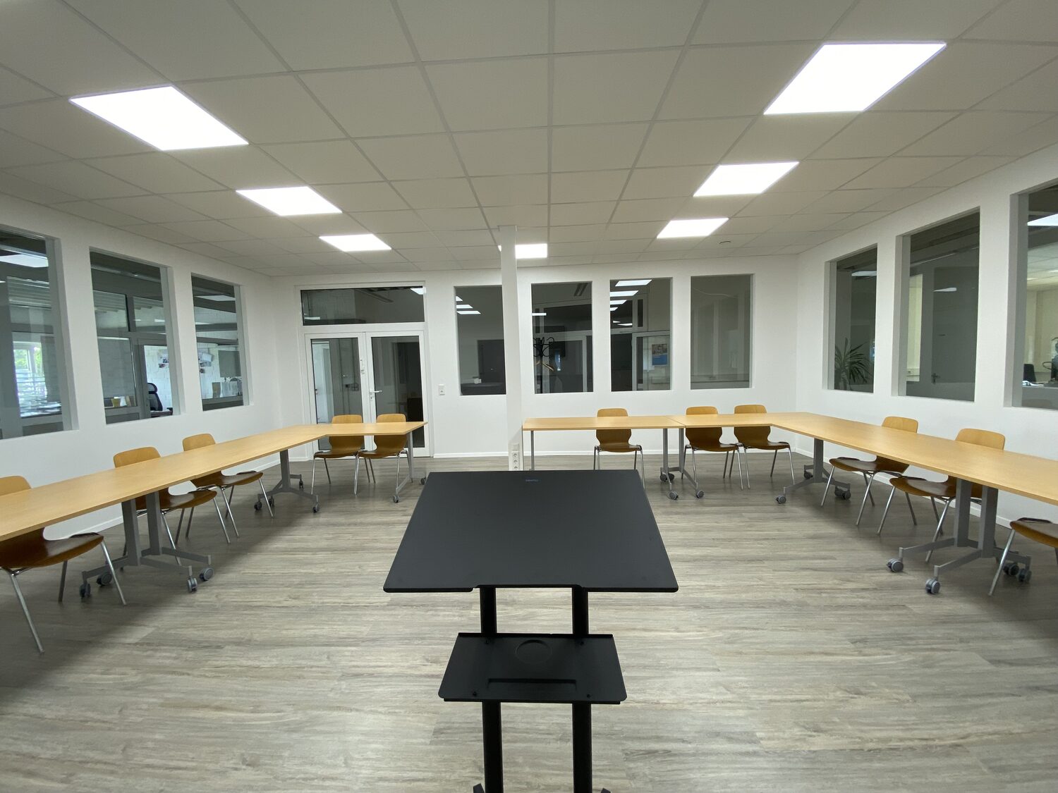 Besprechungsraum, Blick vom Rednerpult in den Raum
